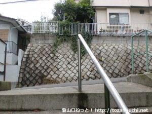 阿武山古墳に行く途中の住宅街の階段を上がったところ