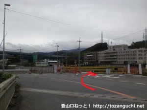 府道79号線が名神高速をくぐった先で右に入るところ