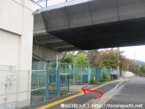 ＪＲ島本駅北口の線路沿いの道を北に進んで高架橋の下を左に入るところ
