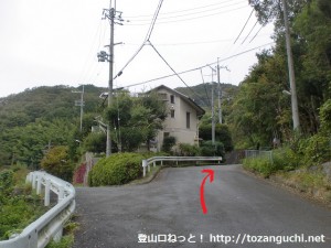 若山神社参道入口手前の分岐を右に入るところ