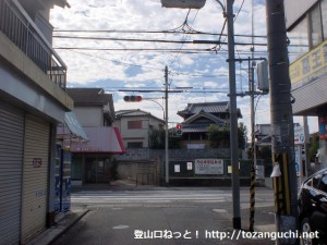 久米田バス停の手前のＴ字路