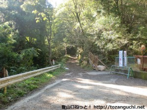 お菊山の登山口となるマウンテンバイク練習場の手前で林道に入るところ