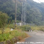 佐瀬川バス停の２００ｍほど北側にある林道の入口