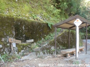 高野山の女人堂バス停と弁天岳の登山道入口