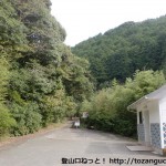 鹿ヶ瀬峠越えの手前にある金魚茶屋の駐車場と公衆トイレ（熊野古道）