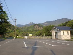 白岳（白嶽）登山口入口にある駐車場とトイレの画像