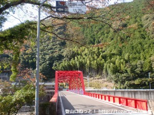 川原河の赤い欄干の橋