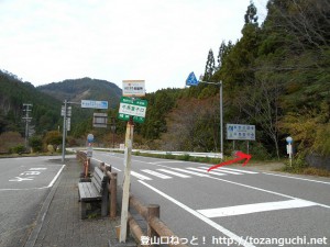 牛馬童子口バス停と熊野古道の入口