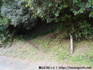 野中の清水のすぐ横にある継桜王子（熊野古道）への登り口