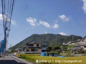 日浦山の影登山口に行く途中の車道から見る日浦山の山並み