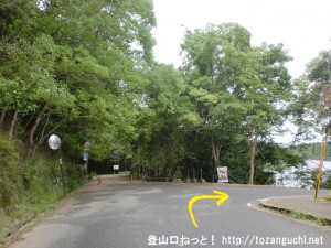 奈良公園の春日山遊歩道の入口前を右に入る