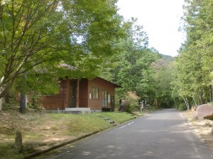 三倉岳県立自然公園のキャンプ場管理棟前のＴ字路