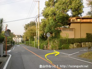 大野浦駅から経小屋山の登山口に行く途中の宮浜バス停前のＴ字路