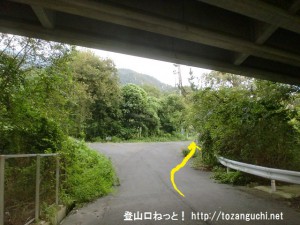 大野浦駅から経小屋山の登山口に行く途中の国道2号線のバイパス（広島岩国道路）の高架下をくぐるところ