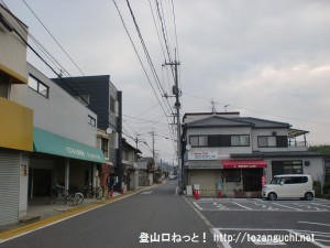 ＪＲ大野浦駅の西口から北側に向かう車道