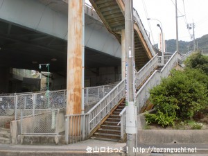 新井口駅北側（西側）の高架橋横の階段