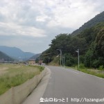 高松山の登山口前の堤防の道路