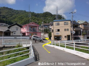 安芸中野駅から日浦山の影登山口に行く途中の橋を渡るところ