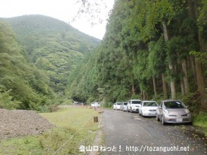 明神岳の登山口手前の林道沿いに駐車している車