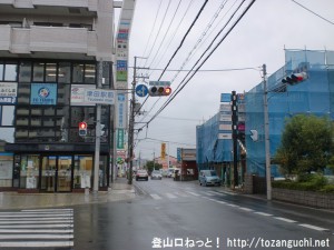ＪＲ津田駅前の車道を南に進む