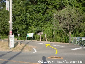 原立石バス停横の本山寺に向かう小路に入るところ
