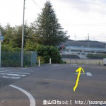ＪＲ津田駅北側のマンション前の三差路を右折したすぐ先を直進