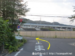 ＪＲ津田駅北側のマンション前の三差路を右折したすぐ先を直進してグラウンドに突き当たるところを左折