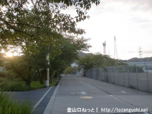 ＪＲ津田駅から交野市いきものふれあいセンターに行く途中のグラウンドの横の車道