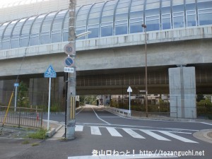 フドウ36号線の倉治交差点を左折した先で第二京阪道路の高架下をくぐる