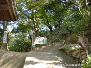 慈眼寺（飯盛山登山口）の本堂左奥にある登山道の入口
