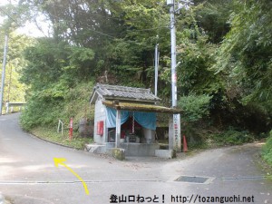 興法寺に向かう辻子谷の林道入口分岐