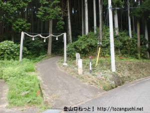 高天彦神社の手前にある車道から高天彦神社への登山道の入口