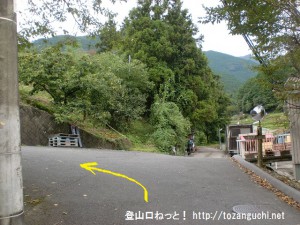 北宇智駅から金剛山の久留野道コース登山口の手前のＴ字路を左折