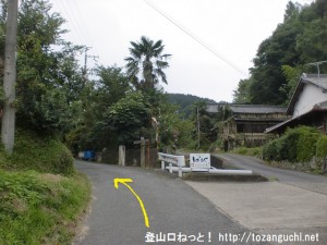 金剛山の天ヶ滝新道コース登山口の手前にある車道