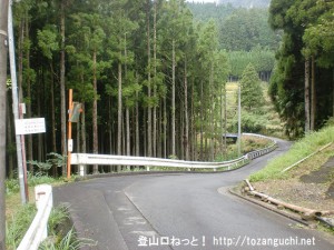 曽爾村の鎧岳登山口前の車道