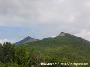 長尾峠から見る亀山と倶留尊山方面