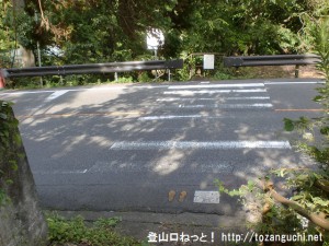 川上村の柏木郵便局前から小道を下って国道に出たところ