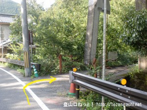 川上村の柏木地区にある吊り橋の入口