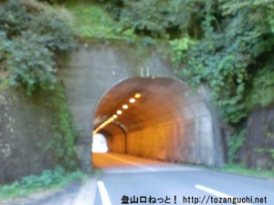 水尻バス停前にあるトンネル入り口
