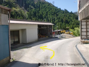 上葛川バス停からバス停前の車道を下ってポストの手前から左に入る