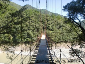 七色にある吊り橋（鹿淵橋）※五大尊山登山口
