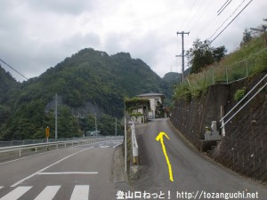 下阪本バス停前の坂道を上る