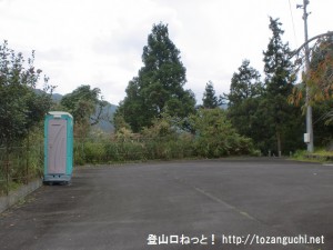 ふるさとの森公園の駐車場に設置してある簡易トイレ