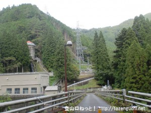 和田の発電所前の橋を渡る