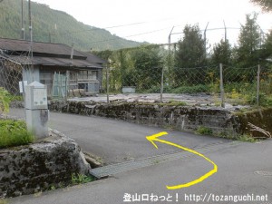 天川川合バス停から弥山の登山口に行く途中の細い吊り橋を渡ったらすぐに右折しすぐに左折する