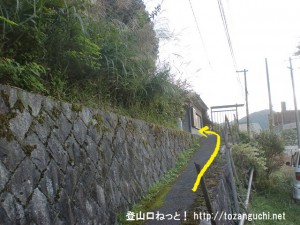 弥山の栃尾辻コースの登山口手前で民家の方に上がるところ