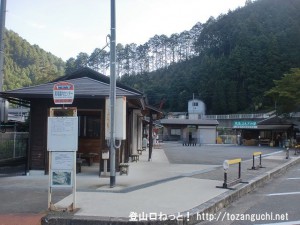 黒滝案内センターバス停（奈良交通）、309案内センターバス停（黒滝村コミュニティバス）
