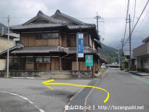 奈良交通の曽爾長野バス停北側にあるＴ字路を左折