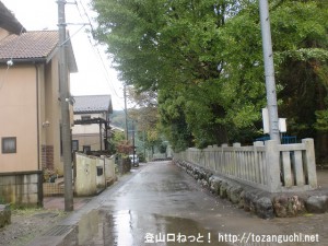 あきる野市の阿伎留神社の横の路地