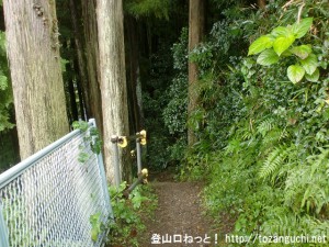あきる野市の阿伎留神社南側の登山道のような小路